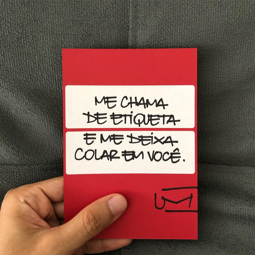 Me chama de etiqueta e me deixa colar em você. 