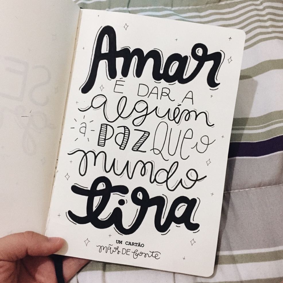 Amar é dar a alguém a paz que o mundo tira. 